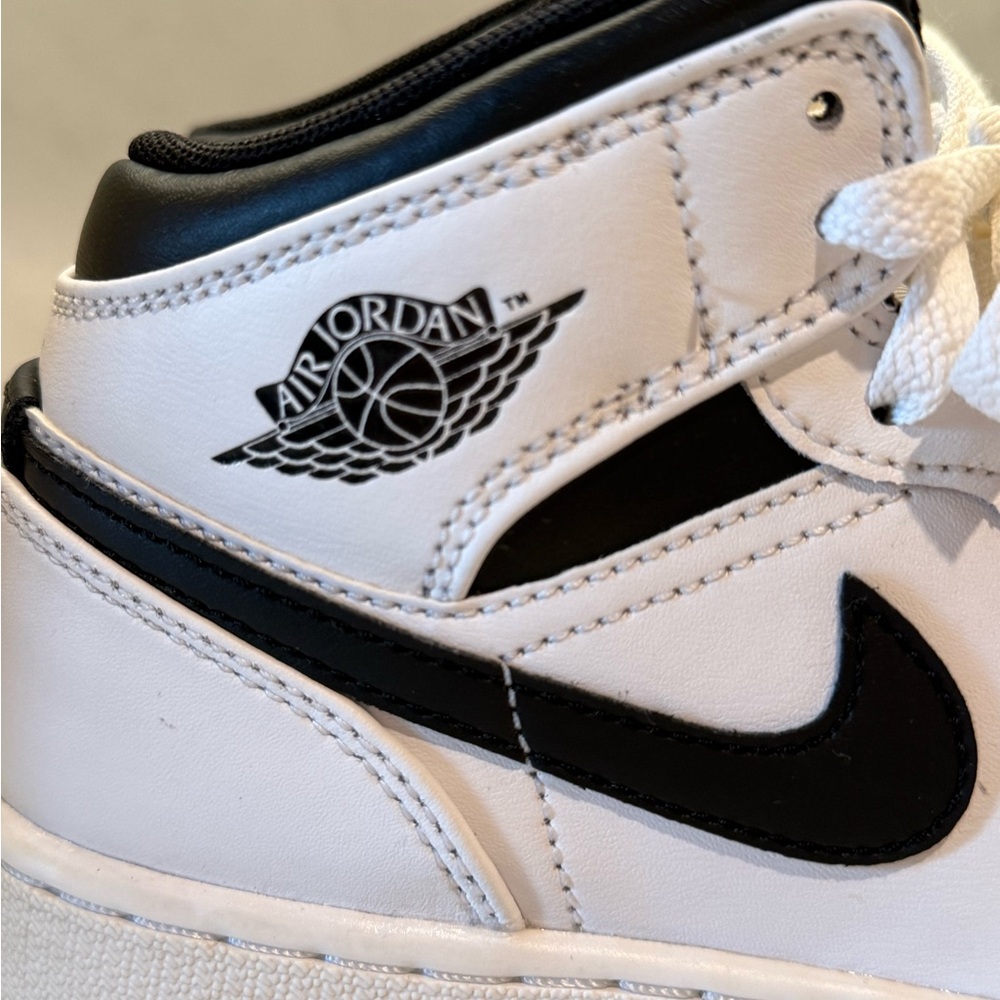 Nike Air Jordan 1 Mid GS Black White Youth 4Y DQ8423-132